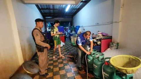 ตำรวจบางบัวทอง จับพ่อค้าน้ำท่อม 4x100 ชาวบ้านเดือดร้อน ต้มทั้งวันทั้งคืน