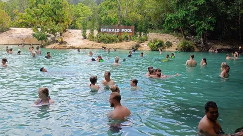 อากาศร้อน นทท.แห่เที่ยวกระบี่ แช่น้ำ "สระมรกต" สุดฮิต คาดทะลุ 1,000 คนต่อวัน