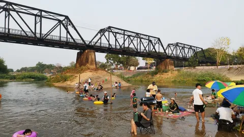 ลำปางร้อนมาก ชาวเมืองรถม้าแห่เล่นน้ำแม่น้ำวังใต้สะพานดำ คาดสงกรานต์คนแน่นแน่