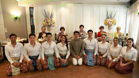 เฟิร์สหวัง-ธ๊อป ณฐนน นำทีมครอบครัวซูปร้า รดน้ำดำหัวผู้ใหญ่ต้อนรับสงกรานต์