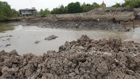 ทำนบดินประตูระบายน้ำท่าถั่วแตก น้ำเค็มทะลักเพราะทะเลหนุนสูง กระทบลำคลองสาขาแล้ว