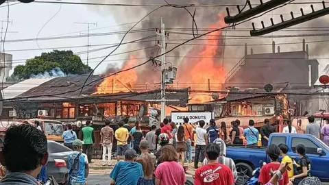 ไฟไหม้วอด "ตลาดสดหนองม่วง" ต้นเพลิงร้านข้าวมันไก่ เจ้าของเห็นถึงกับเป็นลม (คลิป)
