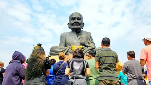 ส่อง "เลขเด็ด" วัดห้วยมงคล นักท่องเที่ยวสรงน้ำหลวงปู่ทวดองค์ใหญ่แน่นรับปีใหม่ไทย