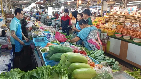 คนบุรีรัมย์ออกมาจ่ายตลาดไปทำอาหารช่วงสงกรานต์คึกคัก ราคาผัก เนื้อสัตว์ยังคงที่