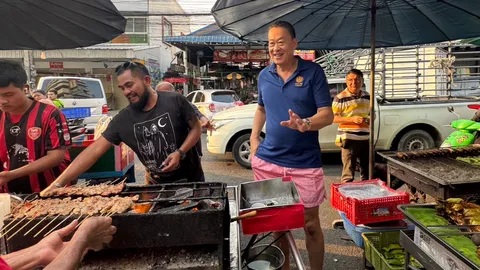 นายกฯ เดินตลาดหัวหิน ใส่บาตร-ซื้อ "ข้าวเหนียวหมูปิ้ง-ข้าวเหนียวมะม่วง"