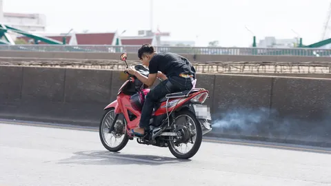 ขับขี่ "มอเตอร์ไซค์" แบบใด ชีวิตใกล้อุบัติเหตุและความตาย