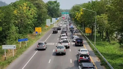 สงกรานต์รถขึ้นเหนือหนาแน่น นครสวรรค์เริ่มติดขัด ตร.เร่งระบายการจราจร