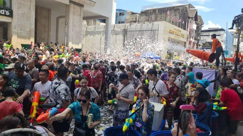 หาดใหญ่ปิดถนน เล่นน้ำสงกรานต์ ชุ่มฉ่ำทั้งเมืองยาวถึงเที่ยงคืน (คลิป)