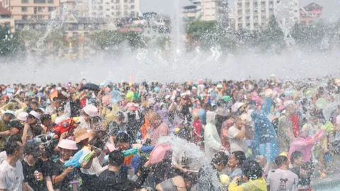 อลังการ ชมบรรยากาศเล่นน้ำสงกรานต์สิบสองปันนา