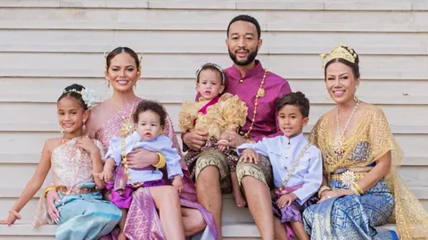 ศิลปินดัง จอห์น เลเจนด์ พร้อมครอบครัวใส่ชุดไทย ต้อนรับสงกรานต์ 2567