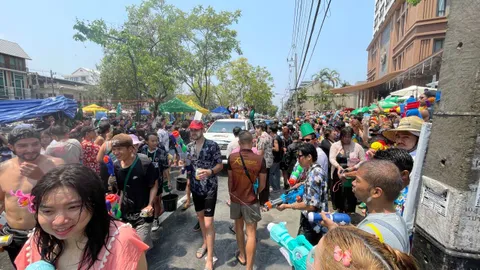 สงกรานต์เชียงใหม่ ข่วงท่าแพ-คูเมือง คนนับหมื่น ร่วมเล่นน้ำสนุกสนาน