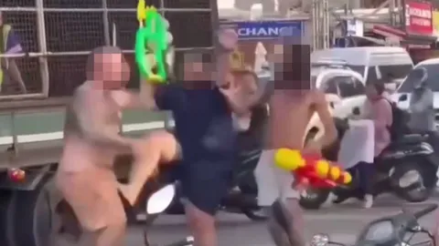 "อากาศมันร้อน" อารมณ์เลยเดือด ฝรั่งสาวหมัดแทนสาดน้ำสงกรานต์ ที่ภูเก็ต (คลิป)