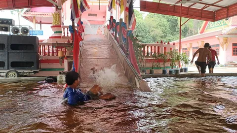 ไอเดียบรรเจิด สร้าง "สไลเดอร์" หน้าเมรุเผาศพ ให้เด็กเล่นน้ำวันสงกรานต์