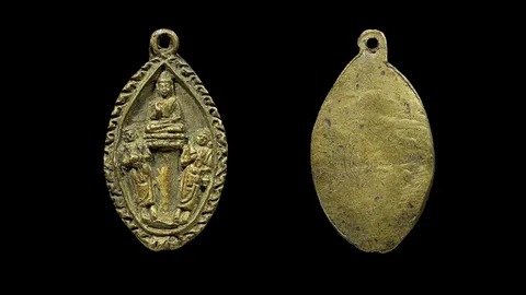 เหรียญหล่อเรียกลาภ หลวงพ่อแฉ่ง พระเกจิฯผู้สืบทอดวิชาหลายสำนัก