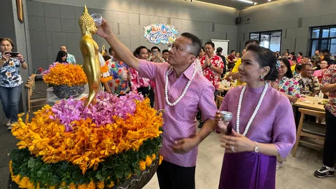 "สมศักดิ์" เปิดบ้านรดน้ำสงกรานต์ ขอโคแสนล้านสำเร็จ ชี้ปรับ ครม.แค่ข่าวลือ