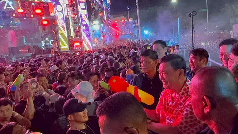 "วัยรุ่น" แห่กรี๊ด "ทักษิณ" ขอเซลฟี่ หลังชมเด็กเล่นสงกรานต์ หน้าห้าง"เมญ่า"