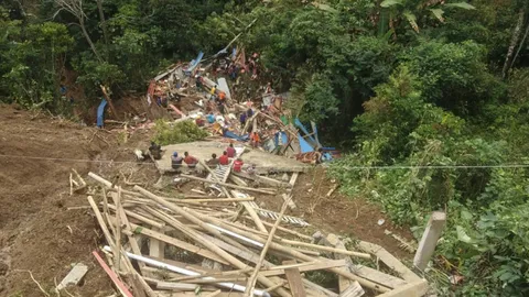 ดินถล่มซัด 2 หมู่บ้านบนเกาะสุลาเวสี ดับแล้ว 19 ศพ เร่งหาผู้สูญหาย