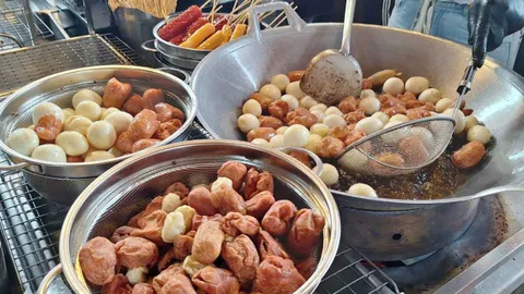 สงกรานต์บุรีรัมย์ ลานลูกชิ้นยืนกินแน่นๆ แต่ละร้านยอดขายปัง สูงสุดวันละ 5 หมื่น