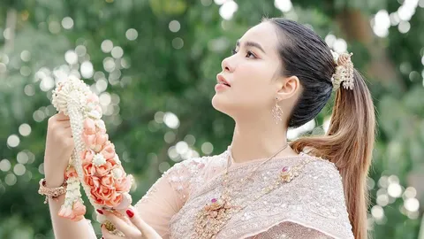 ตะลึงเหมือนต้องมนตร์ นักร้องสาวแปลงโฉมใส่ชุดไทย สวยสง่าไม่แพ้นางเอก (คลิป) 