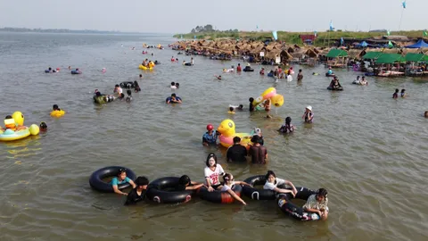  สุดคึกคัก หาดแห่ กลางแม่น้ำโขง นครพนม คนแห่เล่นน้ำสงกรานต์
