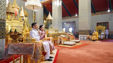 ในหลวง-ราชินี เสด็จพิธีสงกรานต์ บำเพ็ญกุศล ถวายบังคม ทรงสรงน้ำพระบรมอัฐิ