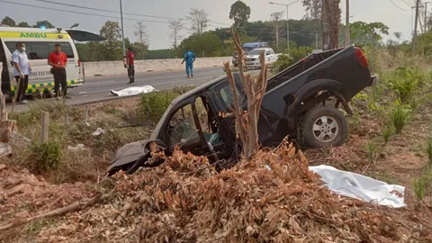 ปิกอัพตกถนนชนท่อ ดับ 2 ศพ คันหลังยืนยัน เห็นคนขับหลับคาพวงมาลัย 