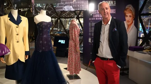 ฮ่องกงจัดนิทรรศการชุดเจ้าหญิงไดอานา ก่อนเปิดประมูลออนไลน์