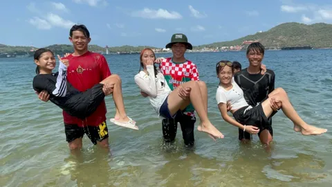 นทท.แห่ร่วมงาน อุ้มสาวลงน้ำ สืบสานประเพณีสงกรานต์เกาะสีชัง 