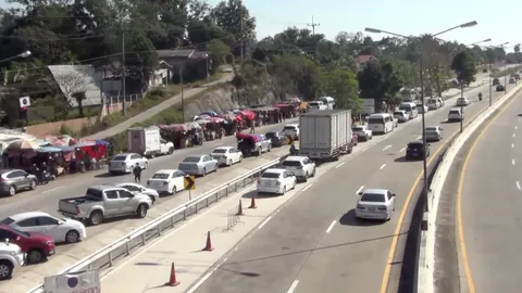 ตลาดทุ่งเกวียนที่ลำปางคึกคัก นทท.แห่ซื้อหนอนรถด่วน ไส้อั่ว น้ำพริกหนุ่ม