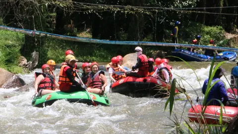 ผจญภัยคลายร้อน นักท่องเที่ยวมาล่องแก่งคลองสองแพรก จ.พังงา วันละเกือบ 1,000 คน