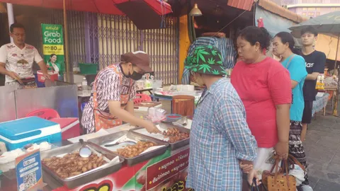 ข้าวเหนียวหมูทอดร้านดังอุทัยธานี ยืนราคาเดิม แม้กำไรน้อยแต่ยังขายดีลูกค้าพอใจ