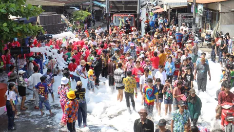 งานวันไหลปากท่อ ปาร์ตี้ทะเลโฟมคึกคัก ช่วยกระตุ้นเศรษฐกิจทำให้ชุมชนมีรายได้