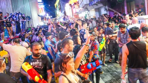 สงกรานต์ 2567 วันไหลพัทยา ปิดถนนชายหาด นักท่องเที่ยวหลั่งไหลเล่นสาดน้ำ 