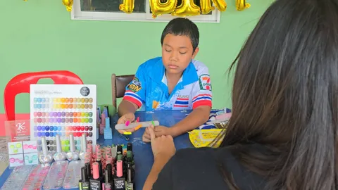 ชื่นชม "น้องลีวายส์" เด็ก ป.5 เก่งเกินวัย รับทำเล็บ พร้อมร้องเพลงให้ลูกค้าฟัง