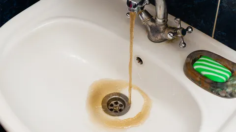 น้ำประปาหมู่บ้านสีขุ่นเหมือนน้ำคลอง มีกลิ่นเหม็น อาบแล้วผื่นขึ้นเต็มตัว