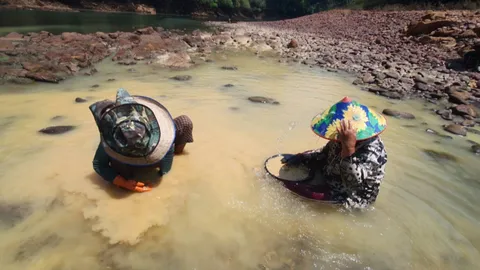 แห่ร่อนทองหา "ทองนพคุณ" ในแม่น้ำแควน้อย หลังน้ำลด