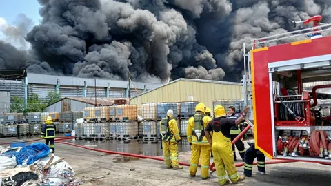 ไหม้โรงงานเคมี (คลิป)