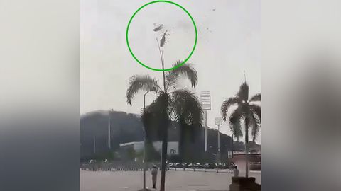 สุดช็อก ฮ.กองทัพเรือมาเลเซียสองลำ ชนสนั่นกลางอากาศ ตายหมด 10 ศพ (คลิป)