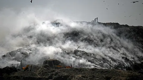 ไฟไหม้ภูเขากองขยะในนิวเดลี ทำควันพิษลอยคลุ้ง ชาวบ้านเดือดร้อน