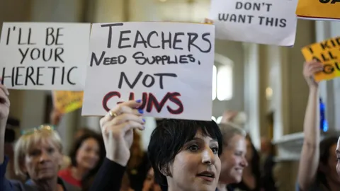 สส.รัฐเทนเนสซีผ่านร่างกฎหมายอนุญาตให้ครูพกปืนในโรงเรียนได้