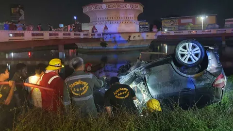 หนุ่มซิ่งเก๋งชนวงเวียน ล้อระเบิด ไฟลุกท่วม ตายอนาถคาซากรถ (คลิป)