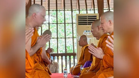 เปิดภาพล่าสุด จอนนี่ แอนโฟเน่ ลาบวชเป็นพระภิกษุ ที่ศรีลังกา แฟนๆ แห่อนุโมทนาบุญ