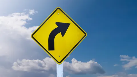 คนใช้ถนนร้องเรียนป้ายจราจรไม่สะท้อนแสงตอนกลางคืน เหมือนเอาสติกเกอร์มาแปะไว้