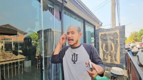 ล่าแก๊งวัยรุ่นรับงาน ปาขวดโซดาถล่มบ้าน เสือ ดุสิต นักเลงดัง (คลิป) 