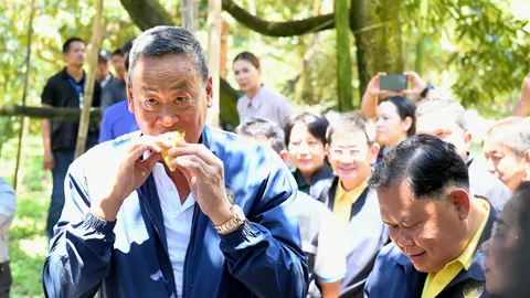 “นายกฯ นิด” ฟังปัญหาชาวสวน ก่อนชิมทุเรียนนวลทองจันท์-พวงมณี-ก้านยาว