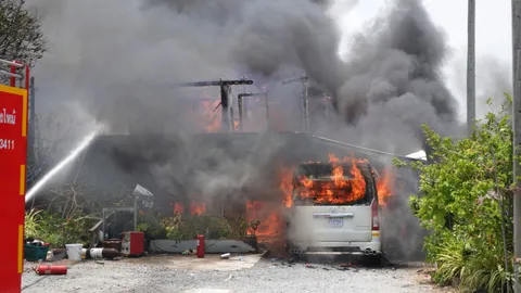 ร้อนไฟไหม้รถตู้ ลามเผาบ้าน ปิกอัพอีก 1 คันวอดไปด้วย 