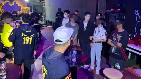 191 ทลายผับเถื่อนชาวพม่า เปิดโจ๋งครึ่มย่านรามฯ ปล่อยเด็กต่ำ 20 เที่ยว (คลิป)