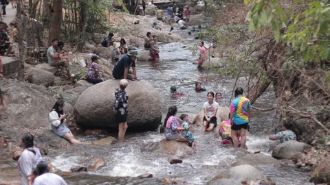 ลำปางร้อนมาก ชาวบ้านแห่ไปแช่ลำห้วยในอุทยานน้ำตกแจ้ซ้อน เนืองแน่นทุกวัน