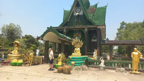 นักท่องเที่ยวไทยและเทศแห่เที่ยววัดล้านขวด ศรีสะเกษ ชมความงามอุโบสถ โบสถ์กลางน้ำ