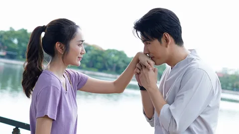 "อั๋น" เซอร์ไพรส์สวมแหวนขอ "แป้ง" เป็นแฟน ก่อนเจอลางบอกเหตุร้าย ใน ทายาทไหทองคำ